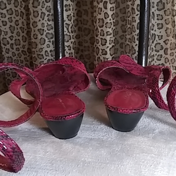 SANDALS, RED SNAKE PRINT, ANKLE/LOWER LEG WRAP 10W - Picture 3 of 8